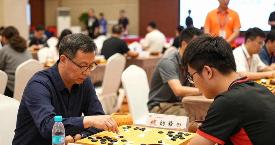 "आरामदायक जीत" और गायब बोर्ड: ChessBase Magazine #225 को पन्ना-दर-पन्ना पढ़ना